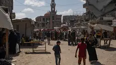 Bancarelle improvvisate e macerie a Khan Yunis - © www.giornaledibrescia.it