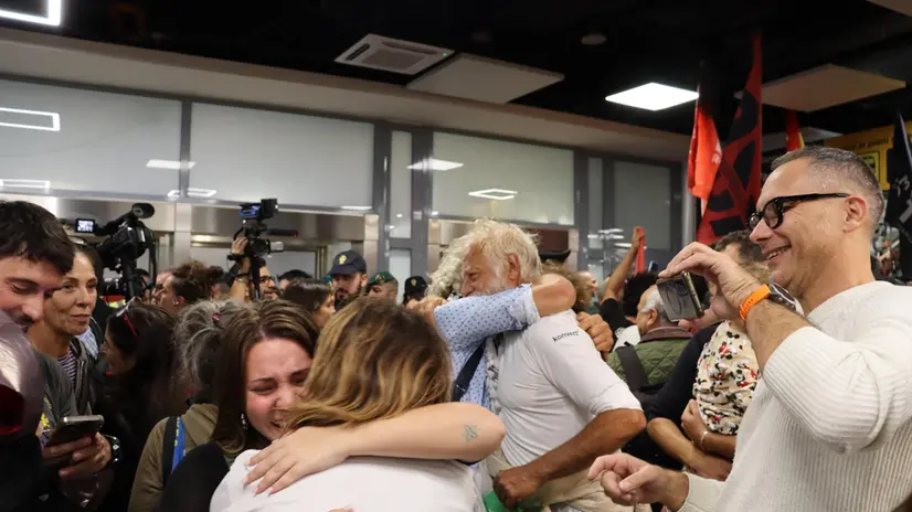 epa12431903 Global Sumud Flotilla activists are welcomed after arriving at Fiumicino Airport on a Turkish Airlines flight in Rome, Italy, 04 October 2025 (issued 05 October 2025). A group of 18 Italians, out of a total of 26 released by the Israeli authorities who were part of the Global Sumud Flotilla, returned to Italy. Israel intercepted the Global Sumud Flotilla (GSF), which was carrying pro-Palestinian activists and aid supplies to the Gaza Strip, and detained all those on board its vessels. EPA/TELENEWS