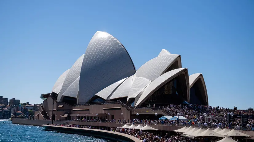 epa10865635 A big crowd stand in the sun at The Opera House to watch the finish of The Sydney Marathon on a very hot day in Sydney, Australia, 17 September 2023. Parts of New South Wales and Queensland are set to swelter over the coming days, with heat building up across the eastern seaboard. EPA/STEVE MARKHAM AUSTRALIA AND NEW ZEALAND OUT
