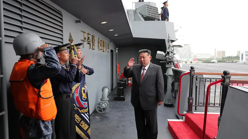 epa12434038 A photo released by the official North Korean Central News Agency (KCNA) shows North Korean leader Kim Jong Un (R) saluting sailors during a visit to the 'Choe Hyon' naval detroyer of the Navy of the Korean People's Army, as part of the Defence Development-2025 military hardware exhibition, at an undisclosed location in North Korea, 05 October 2025 (issued 06 October 2025). EPA/KCNA EDITORIAL USE ONLY