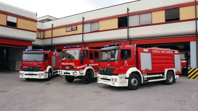 Mezzi dei Vigili del Fuoco al Comando di via Scuole - Foto Neg © www.giornaledibrescia.it