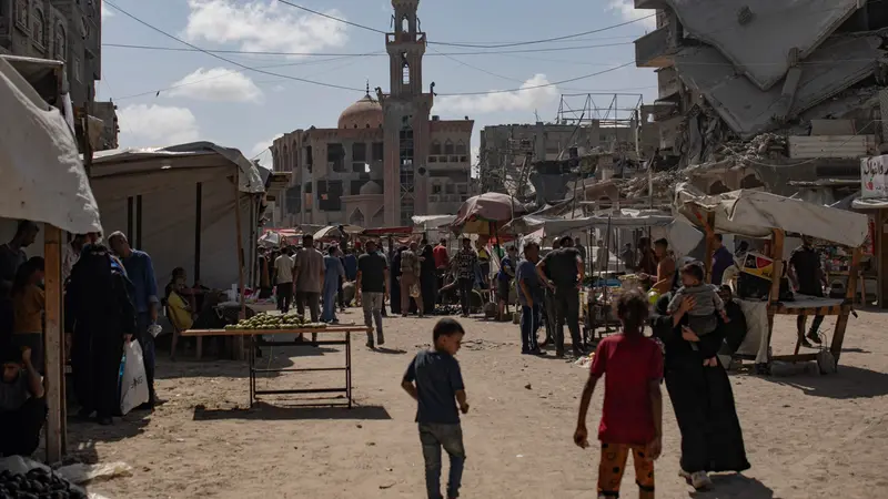 Bancarelle improvvisate e macerie a Khan Yunis in Palestina - © www.giornaledibrescia.it