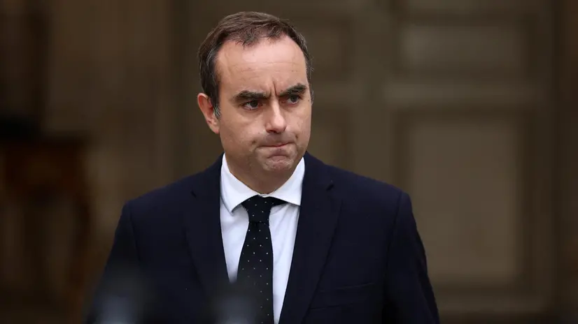 epa12434353 French outgoing Prime Minister Sebastien Lecornu arrives to deliver a statement at the Hotel Matignon in Paris, France, 06 October 2025. Lecornu presented his resignation to the French president on 06 October, shortly after his cabinet was unveiled and nearly a month after being appointed as prime minister. EPA/STEPHANE MAHE / POOL MAXPPP OUT