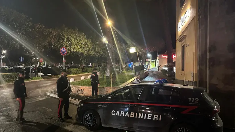 UNA PATTUGLIA DEI CARABINIERI SUL LUOGO DELL'ACCOLTELLAMENTO A FRASCATI, 30 MARZO 2025. E' stato arrestato il presunto autore dell'accoltellamento di un sedicenne avvenuto ieri sera nel centro di Frascati, vicino Roma. Si tratta di un coetaneo. E' stato bloccato nella notte da carabinieri e polizia. Intanto il minorenne ferito è ricoverato in ospedale in condizioni critiche. A quanto ricostruito dagli investigatori l'accoltellamento è avvenuto al culmine di una lite tra i due minorenni che si conoscevano. ANSA/CARABINIERI ANSA PROVIDES ACCESS TO THIS HANDOUT PHOTO TO BE USED SOLELY TO ILLUSTRATE NEWS REPORTING OR COMMENTARY ON THE FACTS OR EVENTS DEPICTED IN THIS IMAGE; NO ARCHIVING; NO LICENSING +++ NPK