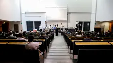 Gli studenti all'interno dell'aula per il test di Medicina all'Universita' Bicocca a Milano, 3 settembre 2021.ANSA/MOURAD BALTI TOUATI