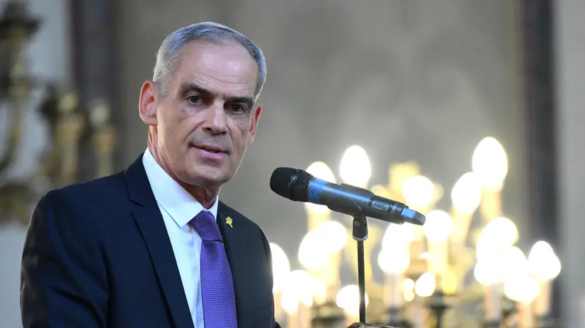 L'ambasciatore designato d'Israele in Italia, Jonathan Peled, durante la cerimonia commemorativa, a un anno dall’attentato terroristico del 7 ottobre in Israele, nel Tempio Maggiore di Roma, 07 ottobre 2024. ANSA/ETTORE FERRARI