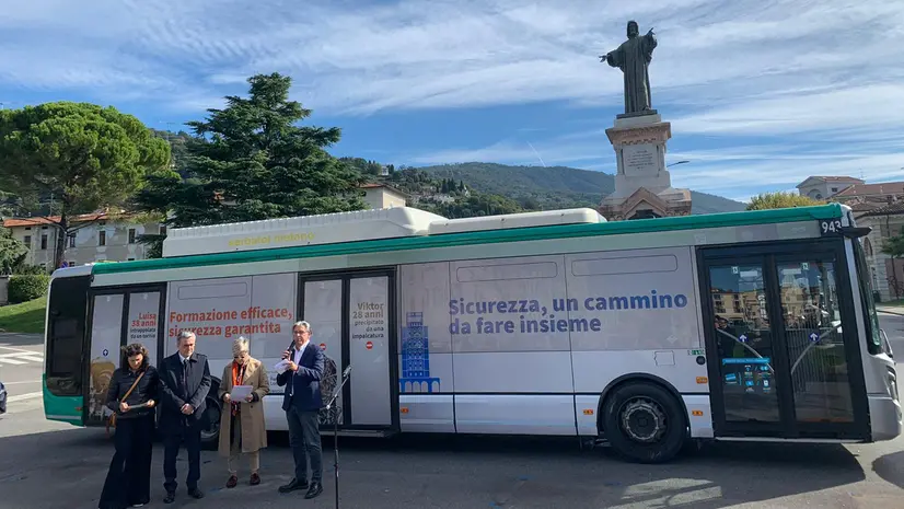 L'inaugurazione dell'autobus - © www.giornaledibrescia.it