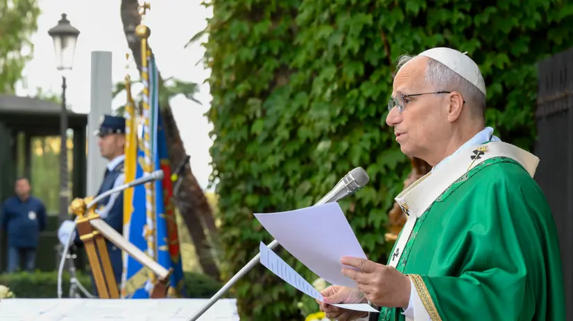 Messa per il Corpo della Gendarmeria, celebrata da Papa Leone nella Grotta di Lourdes nei Giardini Vaticani, 5 ottobre 2025. ANSA/VATICAN MEDIA + UFFICIO STAMPA, PRESS OFFICE, HANDOUT PHOTO, NO SALES, EDITORIAL USE ONLY + NPK - - - - - - - - - - - - - - - - - - - - - - - - - - - Mass for the Gendarmerie Corps, celebrated by Pope Leo in the Grotto of Lourdes in the Vatican Gardens, 5 October 2025. ANSA/VATICAN MEDIA + HANDOUT PHOTO, NO SALES, EDITORIAL USE ONLY + NPK