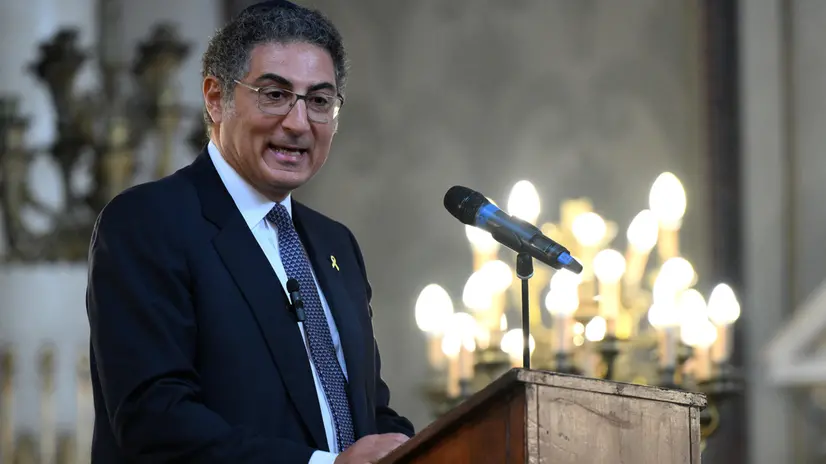 Il presidente della Comunita' ebraica di Roma, Victor Fadlun, durante la cerimonia commemorativa, a un anno dall’attentato terroristico del 7 ottobre in Israele, nel Tempio Maggiore di Roma, 07 ottobre 2024. ANSA/ETTORE FERRARI