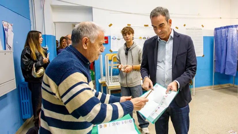 Oggi e domani si vota in Calabria per elegiere il presidente della regione. In foto Roberto Occhiuto al voto.ANSA\ARENAFOTO
