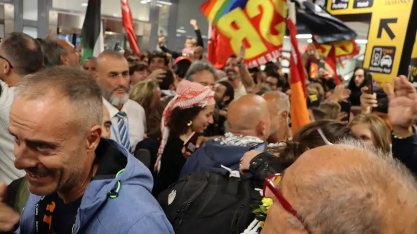 Un gruppo di 18 italiani dei 26 totali rilasciati oggi dalle Autorità israeliane che facevano parte della Global Sumud Flotilla, è arrivato a Fiumicino con un volo della Turkish Airlines. Fiumicino, 4 ottobre 2025. ANSA/Telenews