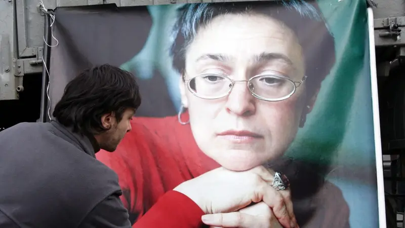 Fiori sotto l'immagine di Anna Politkovskaya - © www.giornaledibrescia.it