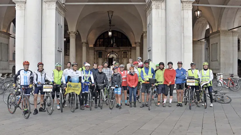 I ciclisti della Paciclica durante una vecchia edizione della corsa da piazza Loggia - Foto Pierre Putelli/Neg © www.giornaledibrescia.it