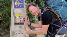 Alberto Mercandelli con la foto del piccolo Nicolas