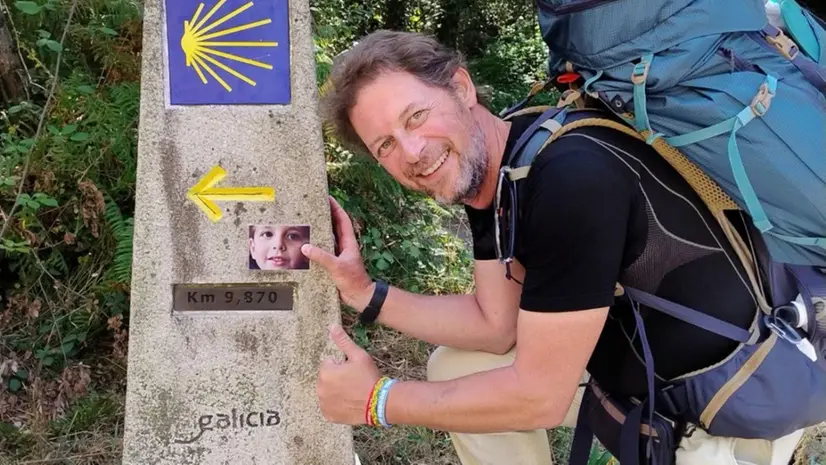 Alberto Mercandelli con la foto del piccolo Nicolas
