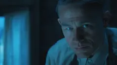 Charlie Hunnam è Ed Gein - Foto Netflix