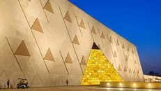 La facciata del Grand Egyptian Museum, al Cairo