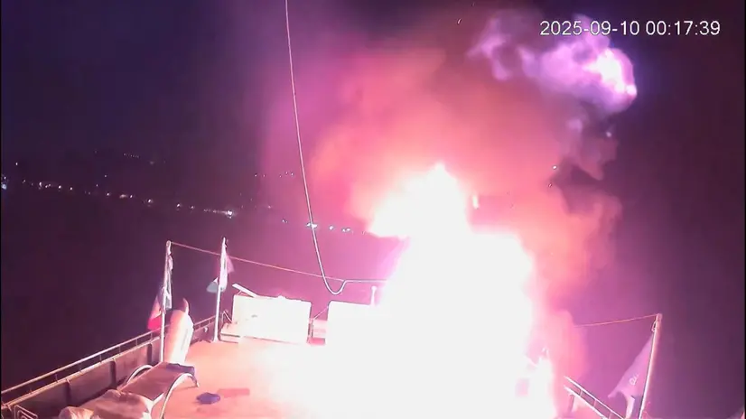 Un fermo immagine tratto da un video pubblicato sul profilo Instagram di Global Sumud Flotilla mostra un momento dell'esplosione avvenuta a bordo della nave 'Alma', ormeggiata in acque tunisine. Sul ponte dell'imbarcazione è scoppiato un incendio, che è stato successivamente domato. Non ci sono vittime o feriti. Roma, 10 settembre 2025. HANDOUT GLOBAL SUMUD FLOTILLA ++FOTO DIFFUSA DALL'UFFICIO STAMPA DI GLOBAL SUMUD FLOTILLA- USARE SOLO PER ILLUSTRARE OGGI LA NOTIZIA INDICATA NEL TITOLO - NON ARCHIVIARE – FOTO NON IN VENDITA - DA USARE SOLO PER FINI GIORNALISTICI - NPK+++
