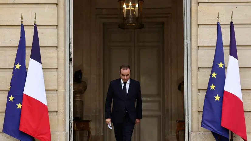 epa12434363 French outgoing Prime Minister Sebastien Lecornu arrives to deliver a statement at the Hotel Matignon in Paris, France, 06 October 2025. Lecornu presented his resignation to the French president on 06 October, shortly after his cabinet was unveiled and nearly a month after being appointed as prime minister. EPA/STEPHANE MAHE / POOL MAXPPP OUT