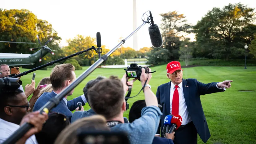 epa12433909 US President Donald Trump speaks to members of the media on the South Lawn of the White House after exiting Marine One in Washington, DC, USA, 05 October 2025. Unions representing hundreds of thousands of federal workers have asked a US judge to immediately prevent the Trump administration from carrying out mass firings during the government shutdown while they press a legal challenge. EPA/GRAEME SLOAN / POOL