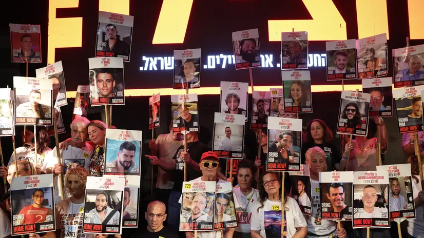 epa12430837 Supporters of families of Israeli hostages held by Hamas in Gaza participate in a protest, calling to stop the war and for the release of the hostages outside the Kirya military headquarters in Tel Aviv, Israel, 04 October 2025. The Prime Minister's Office has instructed the Israeli army to prepare for the implementation of the Trump plan and cease fire in Gaza following a 'positive' statement from Hamas. According to the Israeli army spokesperson, around 48 Israeli hostages remain in captivity in the Gaza Strip, including the bodies of at least 30 confirmed dead. EPA/ABIR SULTAN