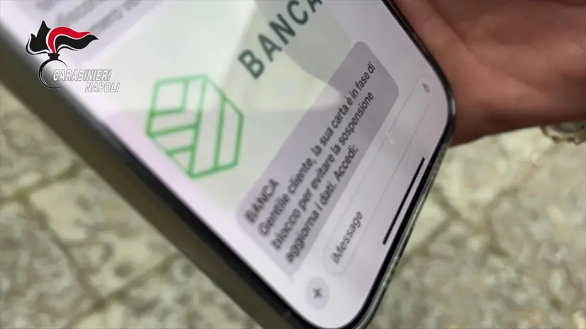 (FERMO IMMAGINE) Una centrale operativa per le truffe online è stata scoperta nello storico rione Sanità di Napoli dove i carabinieri della stazione Stella hanno denunciato un 27enne. I militari hanno sequestrato cinque smartphone, 44 sim "vergini" e un computer sul quale erano stati installati applicativi che, collegati ai cellulari, consentono di inviare centinaia e centinaia di sms contenenti link fraudolenti del tipo "Gentile cliente, la sua carta è in fase di blocco, per evitare la sospensione, aggiorna i dati. Accedi". Cliccando sul link si viene dirottati su un sito web del tutto simile a quello di una banca che carpisce i dati sensibili dell'utente. Il sistema è stato anche realizzato per fare in modo che l'sms si inserisca maliziosamente nella cronologia dei messaggi realmente già ricevuti dal proprio istituto di credito. Dai primi accertamenti sono già emerse 5 truffe consumate per un importo complessivo di 10mila euro ma l'intervento dei militari ha consentito di sventarne altre tre in atto. "Le tecniche di truffa sono sempre più insidiose e articolate - dice il capitano Raffaele Castanó, comandante dei carabinieri del Nucleo Operativo Napoli Stella - non fidatevi, non comunicate i vostri dati personali in chiamate con estranei o in sms ricevuti. Contattate il vostro istituto di credito, i vostri familiari e raggiungete al più presto la stazione carabinieri più vicina". ANSA /CARABINIERI ANSA PROVIDES ACCESS TO THIS HANDOUT PHOTO TO BE USED SOLELY TO ILLUSTRATE NEWS REPORTING OR COMMENTARY ON THE FACTS OR EVENTS DEPICTED IN THIS IMAGE; NO ARCHIVING; NO LICENSING NPK