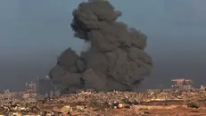 Un attacco dell'esercito israeliano a Gaza - Foto Ansa/Epa/Atef Safadi © www.giornaledibrescia.it