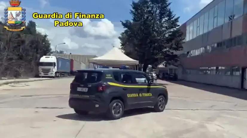 OPERAZIONE “PUPARI 2.0” ESEGUITE 51 PERQUISIZIONI LOCALI E 7 ORDINANZE DI CUSTODIA CAUTELARE I Finanzieri del Nucleo di Polizia Economico-Finanziaria di Padova, nell’ambito di una operazione diretta dalla Procura della Repubblica di Rovigo, hanno eseguito 51 perquisizioni e contestuali 7 ordinanze di custodia cautelare nei confronti di soggetti, ritenuti parte di una associazione a delinquere dedita alla commissione di reati fiscali. Tra gli arrestati spicca un pregiudicato di “Cosa nostra”, già collaboratore di giustizia. Le operazioni (svolte in Veneto, Piemonte, Lombardia, Trentino-Alto Adige, Emilia Romagna, Toscana e Sicilia) hanno visti impiegati oltre 100 militari del Comando Provinciale di Padova e dei Reparti territoriali del Corpo competenti per territorio.