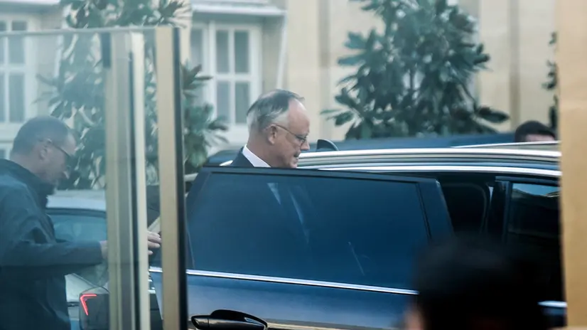 epa12436488 Mayor of Le Havre and Horizons party leader Edouard Philippe (C) leaves Hotel Matignon after consultations with outgoing French Prime Minister Sebastien Lecornu (not pictured), in Paris, France, 07 October 2025. French Prime Minister Lecornu resigned on 06 October, nearly a month after his appointment and shortly after his new cabinet was announced. EPA/SADAK SOUICI