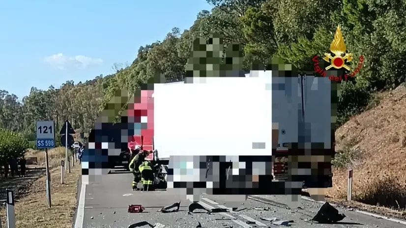 Quattro uomini di nazionalita' pakistana sono morti in un incidente stradale avvenuto, per cause in fase di accertamento, a Scanzano Jonico (Matera), sulla Fondovalle dell'Agri, 4 ottobre 2025. ANSA/US VIGILI DEL FUOCO +++FOTO DIFFUSA DALL'UFFICIO STAMPA - USARE SOLO PER ILLUSTRARE OGGI LA NOTIZIA INDICATA NEL TITOLO - NON ARCHIVIARE - NON VENDERE - NON USARE PER FINI NON GIORNALISTICI - NPK+++