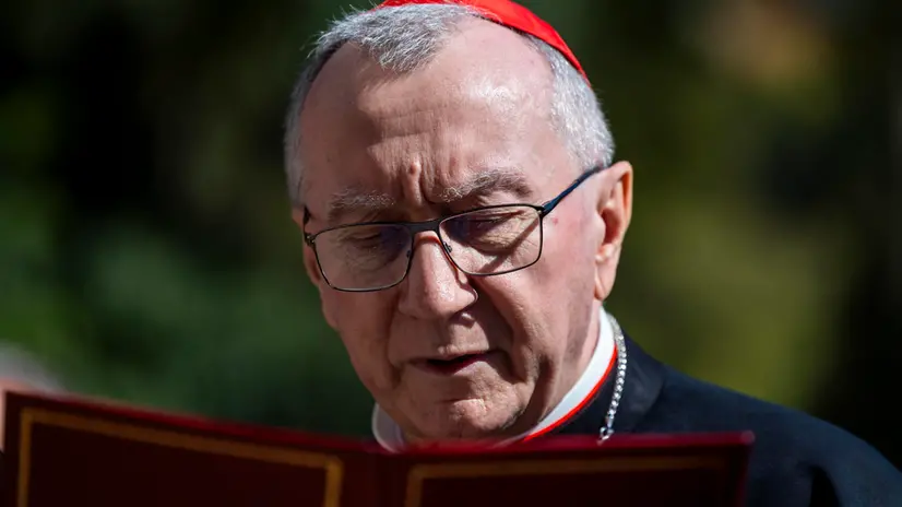 epa12372968 Vatican's secretary of state, Cardinal Pietro Parolin prays for the victims of the funicular crash at the site where the accident occurred, in Lisbon, Portugal, 13 September 2025. On 03 September, one of the streetcars on the Elevador da Glória funicular derailed and collided with a structure. At least 20 persons were injured and 16 people were killed. EPA/JOSE SENA GOULAO