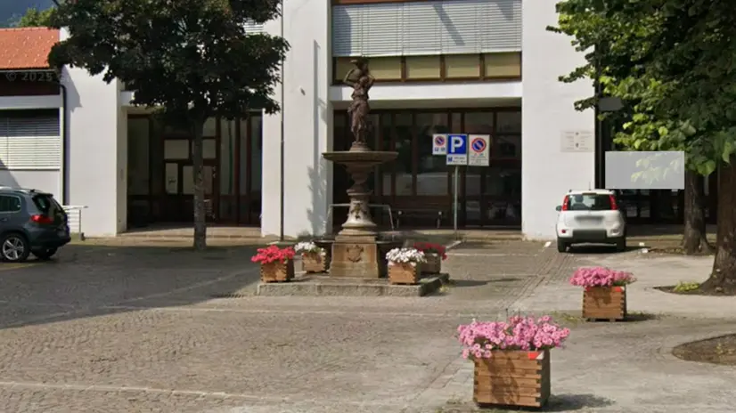Sale su statua che crolla, morto 19enne in val Venosta