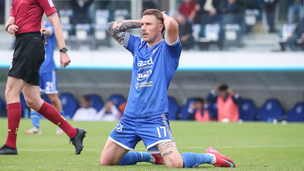 Tommy Maistrello si rammarica dopo un'occasione fallita con la Pergolettese - Foto New Reporter Nicoli © www.giornaledibrescia.it