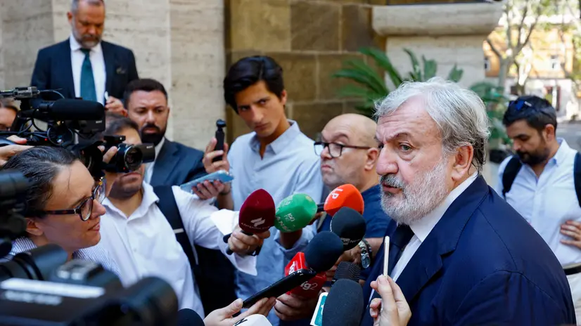 Il governatore della Regione, Puglia Michele Emiliano arriva al ministero delle Imprese e del Made in Italy per partecipare alla riunione sull'accordo di programma interistituzionale per la piena decarbonizzazione dell’ex Ilva di Taranto, Roma 12 agosto 2025. ANSA/FABIO FRUSTACI