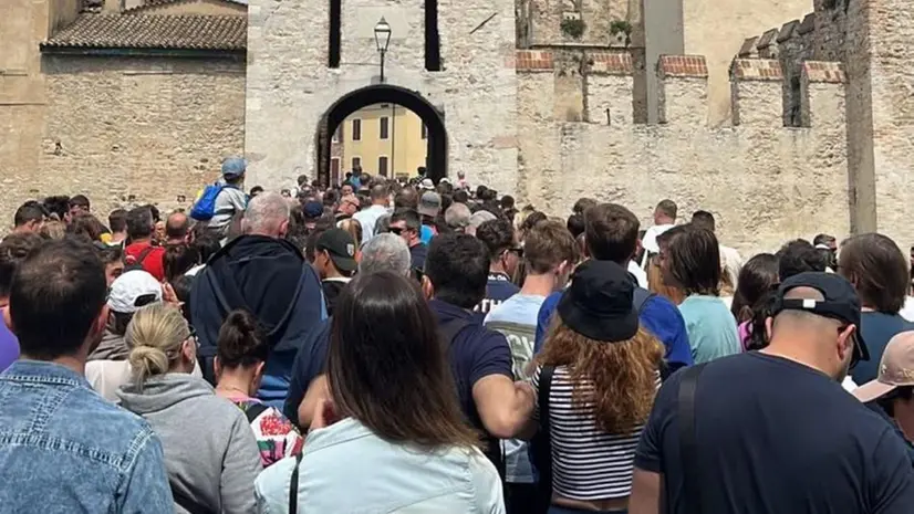 Sovraffollamento a Sirmione - © www.giornaledibrescia.it