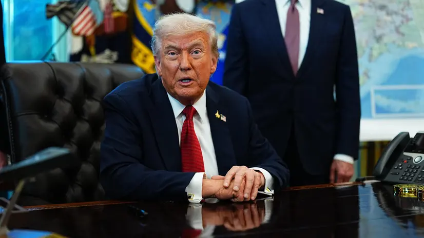 epa12435733 US President Donald Trump speaks to the media during an impromptu event in the Oval Office of the White House in Washington, DC, USA, 06 October 2025. EPA/Aaron Schwartz - Pool via CNP / POOL