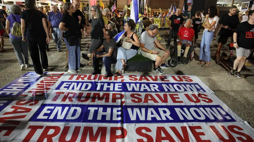 epa12430824 Supporters of families of Israeli hostages held by Hamas in Gaza participate in a protest, calling to stop the war and for the release of the hostages outside the Kirya military headquarters in Tel Aviv, Israel, 04 October 2025. The Prime Minister's Office has instructed the Israeli army to prepare for the implementation of the Trump plan and cease fire in Gaza following a 'positive' statement from Hamas. According to the Israeli army spokesperson, around 48 Israeli hostages remain in captivity in the Gaza Strip, including the bodies of at least 30 confirmed dead. EPA/ABIR SULTAN