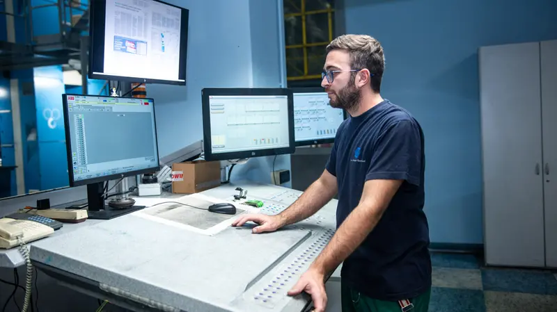 Il «pulpito», da dove l'operatore controlla il lavoro della rotativa - Foto NewReporter © www.giornaledibrescia.it