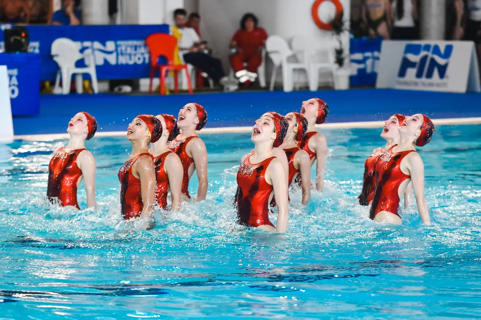 Nuoto sincronizzato, atlete della squadra bresciana impegnate in esercizi