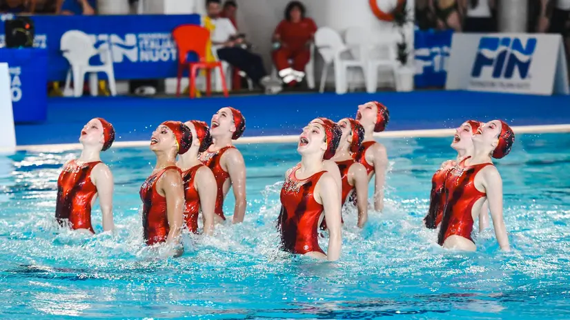 Nuoto sincronizzato, atlete della squadra bresciana impegnate in esercizi