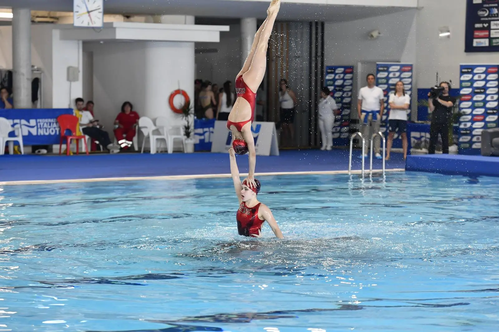 Nuoto sincronizzato, atlete della squadra bresciana impegnate in esercizi