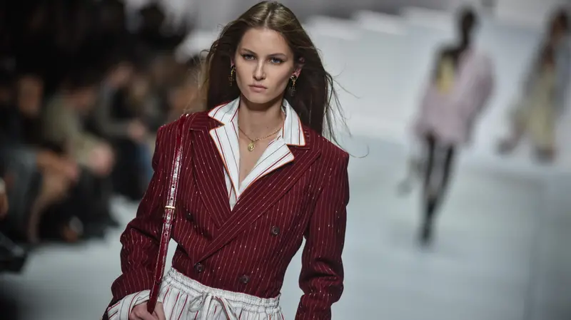 Una modella di Dolce & Gabbana in passerella a Milano - Foto Ansa © www.giornaledibrescia.it