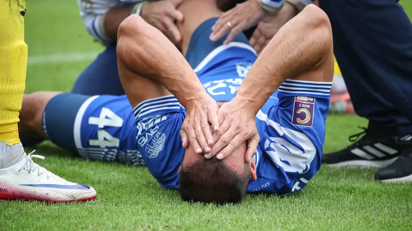 Mani sulla faccia per Davide Guglielmotti dopo l'infortunio - Foto Newreporter Nicoli © www.giornaledibrescia.it