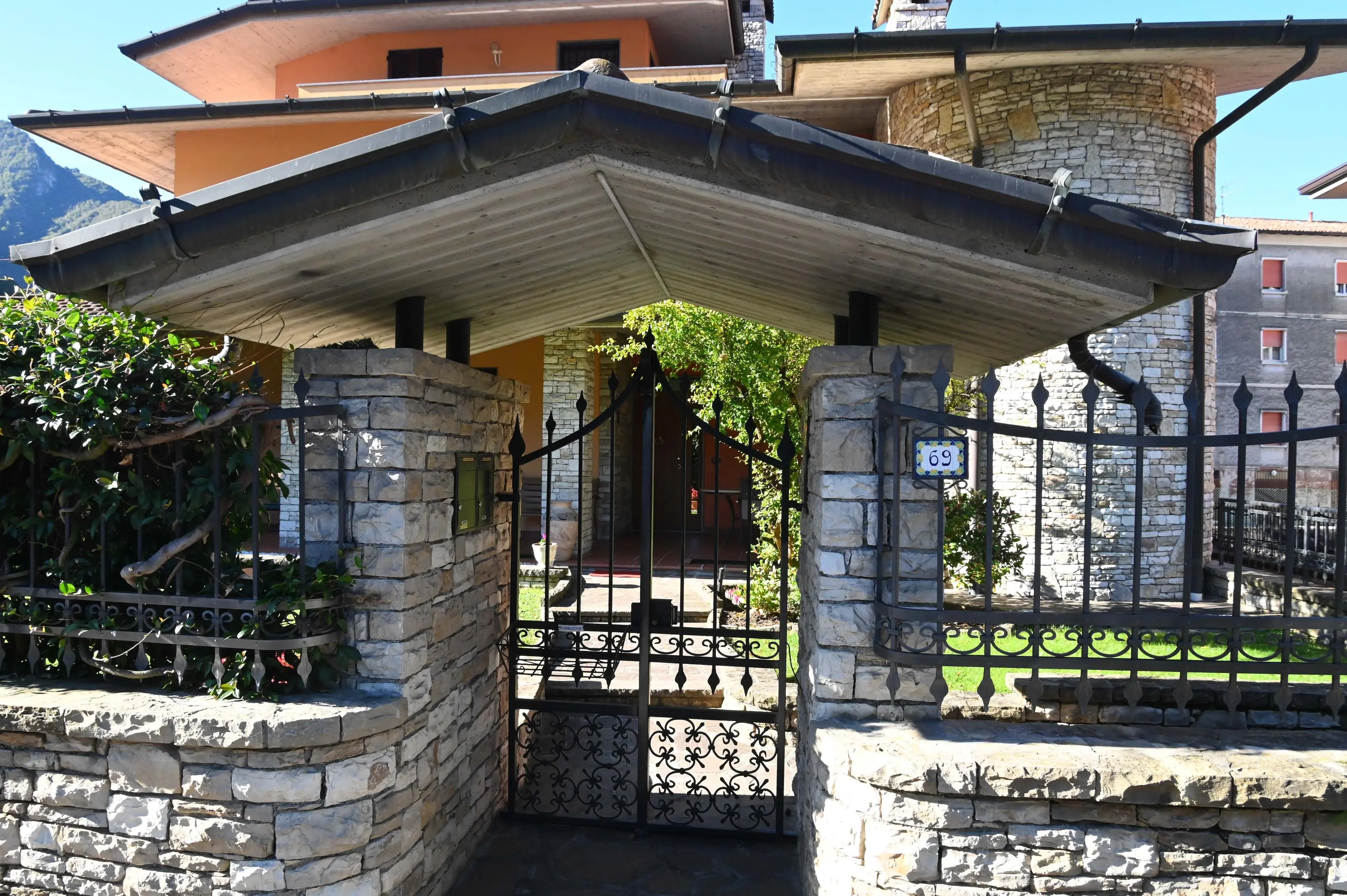 MARCHENO 10 ANNI SCOMPARSA MARIO BOZZOLI NELLA FOTO L' ABITAZIONE DELLA SORELLA  DI ADELIO E MARIO BOZZOLI REDAZIONE PROVINCIA PER PIERPAOLO PRATI 07-10-2025  GABRIELE STRADA NEW EDEN GROUP 