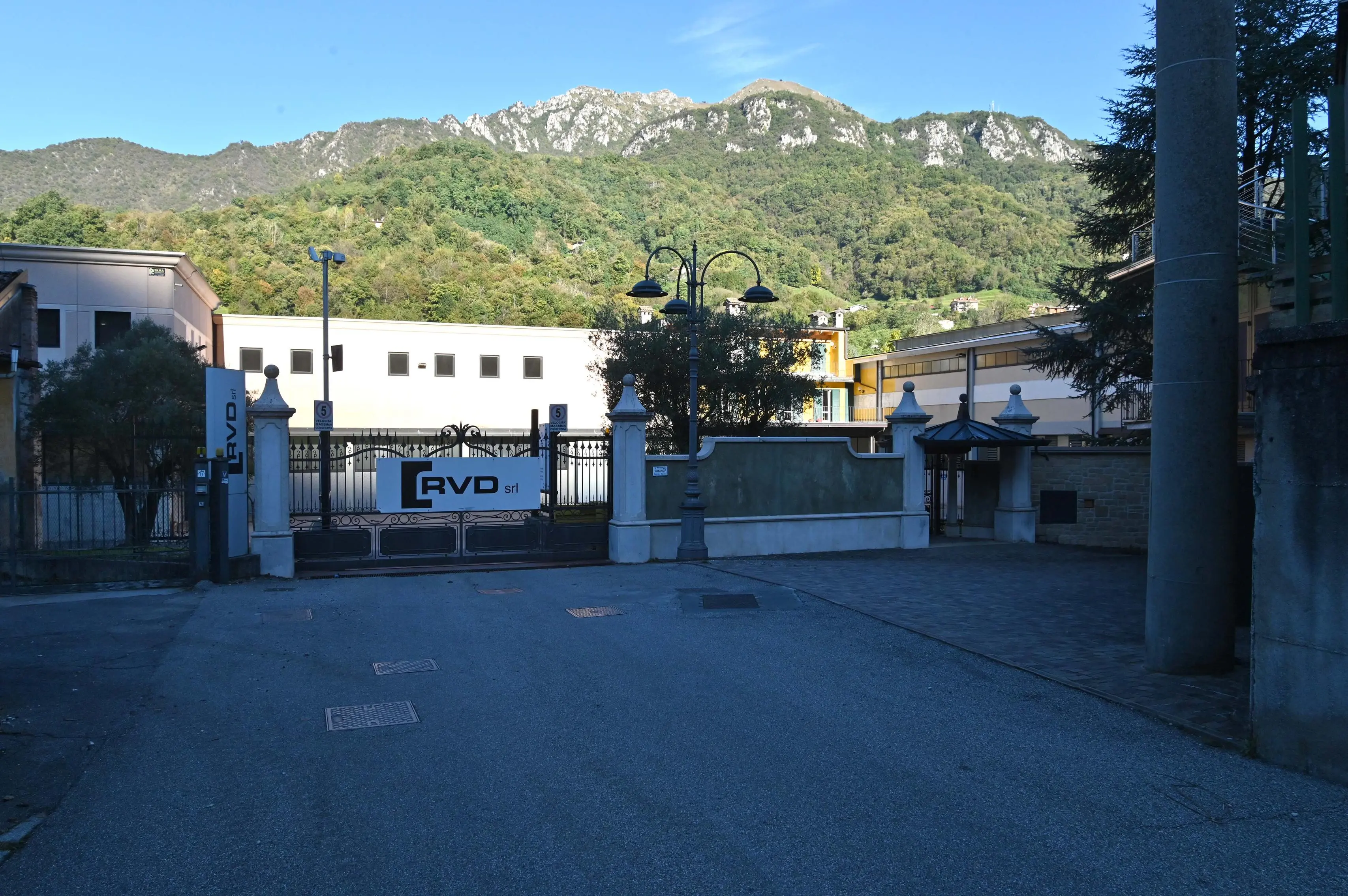 MARCHENO 10 ANNI SCOMPARSA MARIO BOZZOLI NELLA FOTO LA FONDERIA ALL' EPOCA DEI FRATELLI MARIO E ADELIO BOZZOLI  REDAZIONE PROVINCIA PER PIERPAOLO PRATI 07-10-2025  GABRIELE STRADA NEW EDEN GROUP 