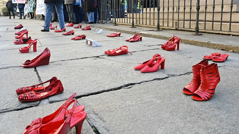 Scarpe rosse esposte davanti al comune di Torino per ricordare le donne aggredite, Torino, 25 Novembre 2024 ANSA/ALESSANDRO DI MARCO