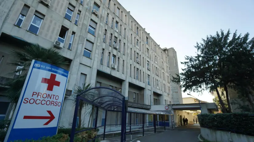 Una veduta esterna dell'ospedale San Giovanni Bosco dove il pronto soccorso è rimasto chiuso per oltre un'ora a causa di un'invasione di formiche, Napoli, 19 dicembre 2018. ANSA/CESARE ABBATE
