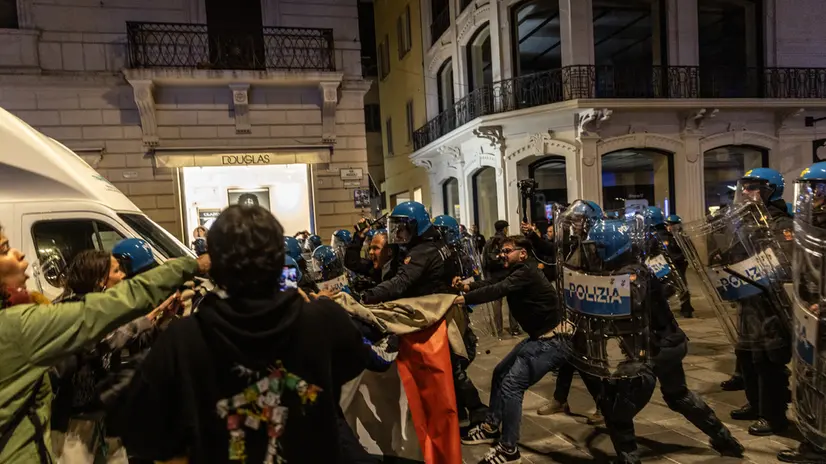 La polizia strappa lo striscione ai manifestanti Bologna/ 7 ottobre 2025 ANSA/MAX CAVALLARI