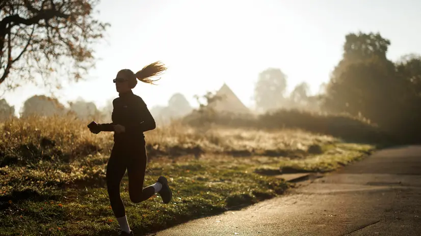 epa12414141 People run in Hyde Park during a sunny and foggy autumn morning in London, Britain, 29 September 2025. A yellow fog warning has been issued for Greater London, Kent, Essex, Sussex, and Surrey by the Met Office for 29 September 2025, as rush-hour traffic is expected to be impacted by the weather conditions. EPA/TOLGA AKMEN