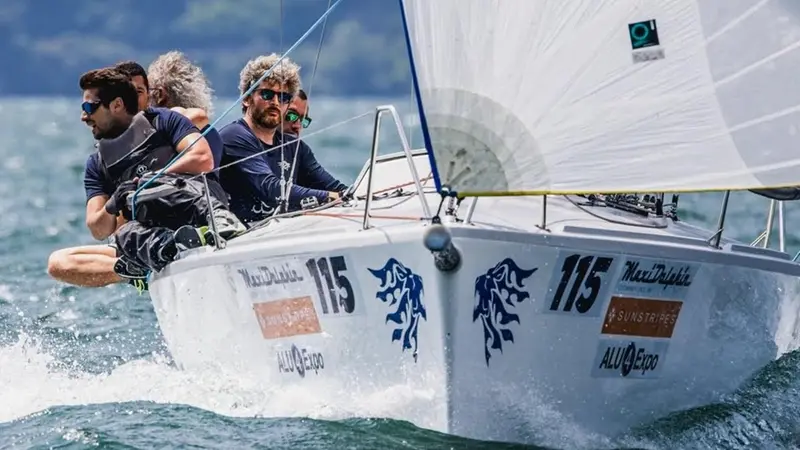 ITA 115 Achab timonato da Luca Nassini del Circolo Vela Gargnano si aggiudica il memorial Pellegrini